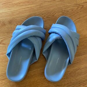 Women's Hayden Criss-Cross Flip Flop Slide Sandals. Gently used.